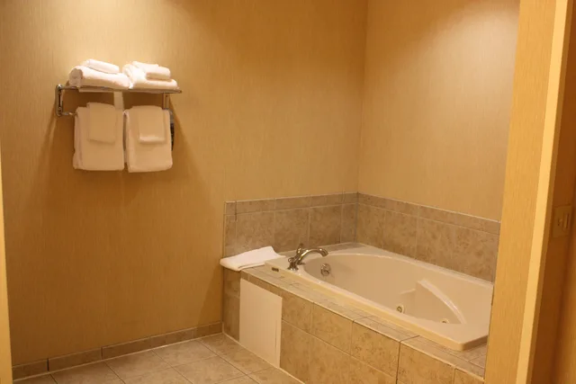 Suite, King Bed, Sofa, Holiday Inn Express Ludlow 2/2