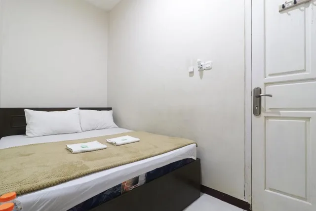 Deluxe, Queen Bed, Hotel Omah Ampel Syariah by ZUZU 2/2