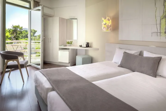 غرفة بسريرين منفصلين وسرير كوين بإطلالة على الحديقة، The Grove Seaside Hotel 5/9