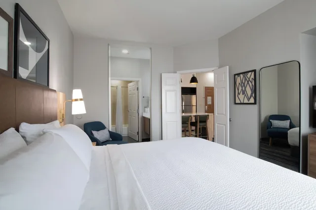 جناح بسرير كينج وسريرين مزدوجين بغرفتي نوم بمطبخ، Staybridge Suites Oklahoma City 1/10
