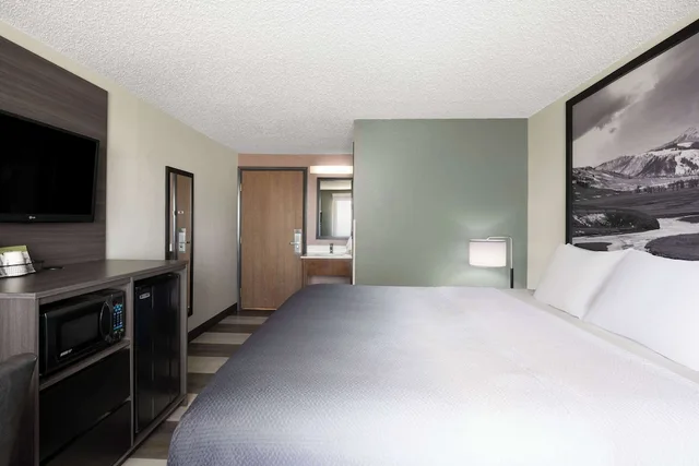 غرفة بسرير كينج بمطبخ صغير، Super 8 by Wyndham Conrad MT 1/3