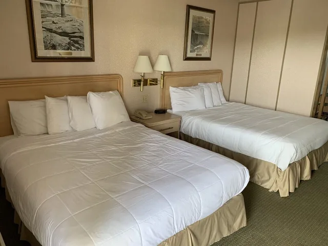 غرفة قياسية بسريرين كوين، Rodeway Inn Fallsview Niagara Falls 1/5