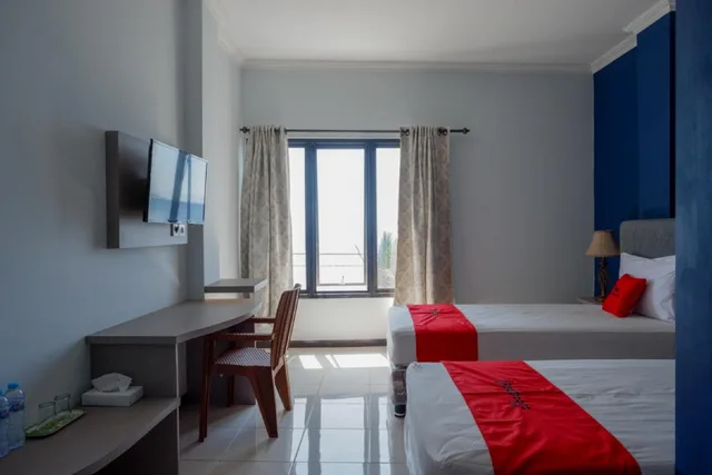 غرفة ديلوكس بسريرين منفصلين، RedDoorz Plus Syariah @ Hotel Boulevard Luwuk 1/10