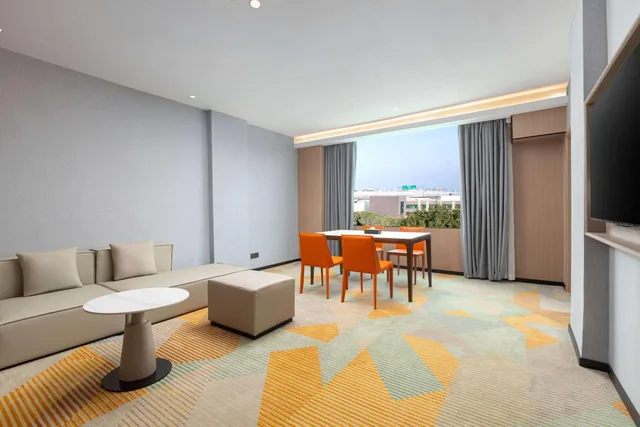 جناح تنفيذي بسرير كينج، Hawthorn by Wyndham Guangzhou Baiyun Airport 2/2