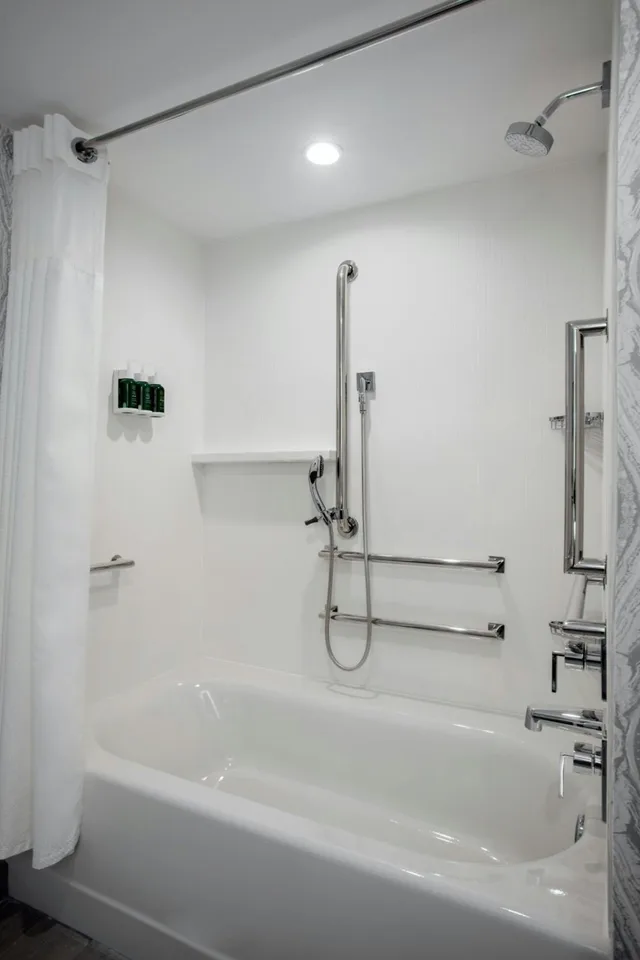 غرفة بسريرين كوين بحوض استحمام لذوي الإعاقة، Courtyard By Marriott Miami Aventura Mall 5/8