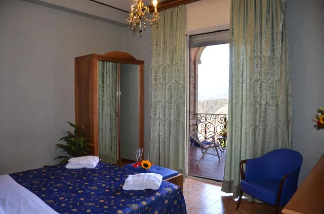 غرفة بسرير مزدوج بإطلالة على البحر بشرفة، Taormina Park Hotel 1/1