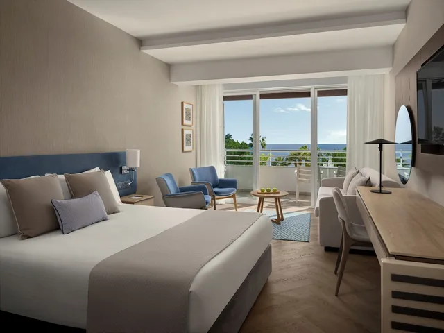 غرفة عائلية بإطلالة على البحر، Mediterranean Beach Hotel 1/7