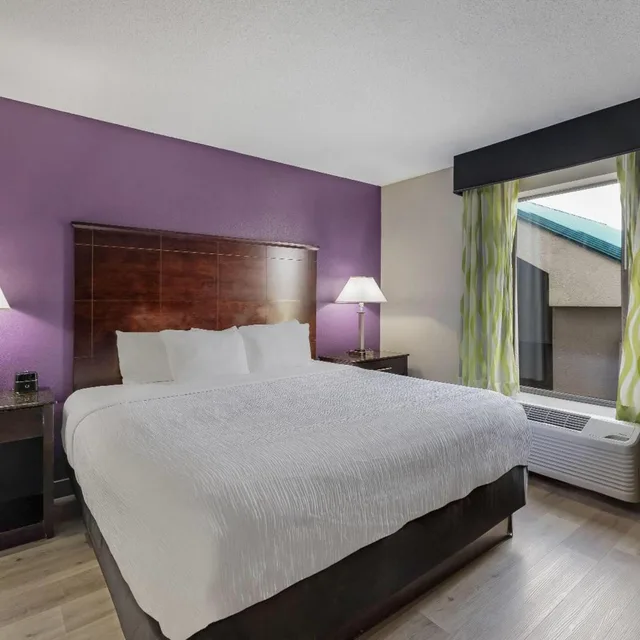 غرفة تنفيذية بسرير كينج، La Quinta Inn & Suites by Wyndham Louisville East 2/10