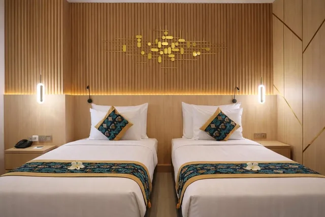 غرفة ديلوكس بسريرين منفصلين بإطلالة على المسبح، Raja Hotel Kuta Mandalika Resort & Convention 1/10