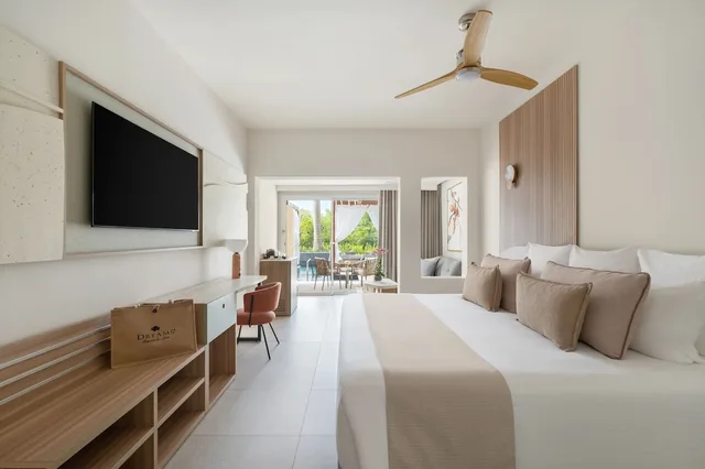 Preferred Club, Swim Out, Junior Suite, King Bed, Dreams Royal Beach (former Now Larimar) 1/2