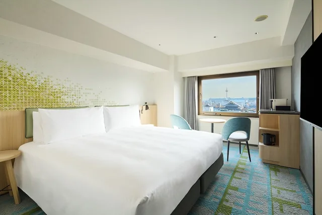 غرفة قياسية بسرير كينج بإطلالة على المدينة في طابق مرتفع، Holiday Inn Kyoto Gojo by IHG 2/4