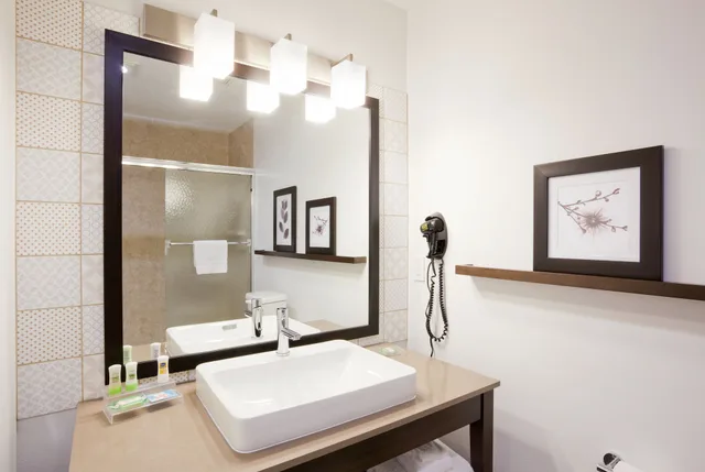 غرفة بسرير كينج، Country Inn & Suites By Radisson, Decorah, IA 5/5