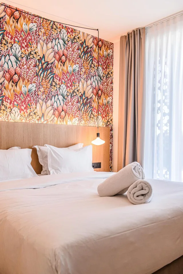 جناح جونيور، Afterwork Hotel 1/10