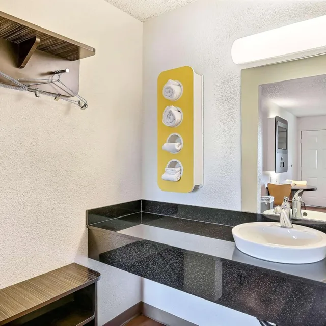 غرفة تنفيذية بسريرين كوين، Motel6 Oakland, CA - Embarcadero 5/5