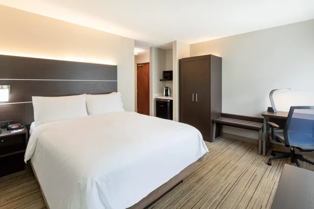 غرفة قياسية بسرير كينج، Holiday Inn Express Suites Minneapolis Downtown 1/5