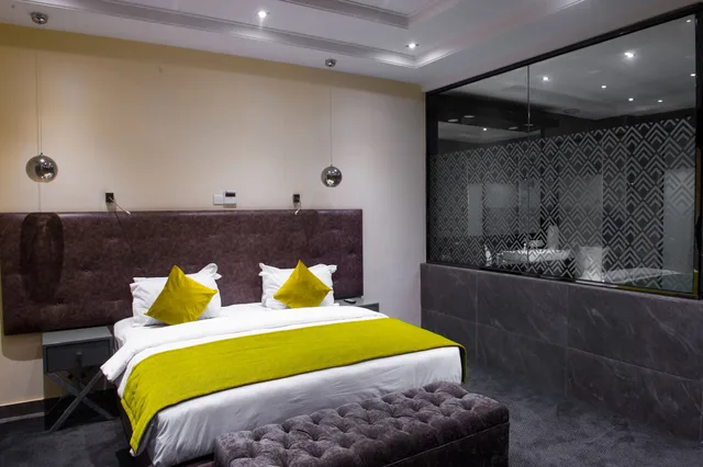 بنتهاوس بسريرين كوين، Francis Hotel 2/3