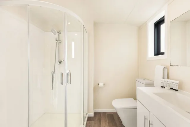 شقة ديلوكس بسريرين منفصلين وسرير كوين بإطلالة على البحيرة بغرفة نوم واحدة مع أريكة، Queenstown Motel Apartments 7/10