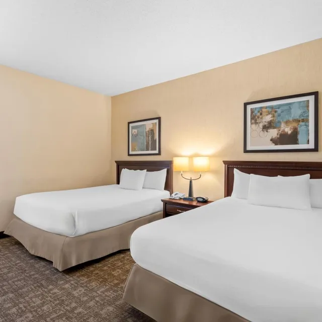 جناح بسريرين كوين مع أريكة، Prado Hotel 1/2