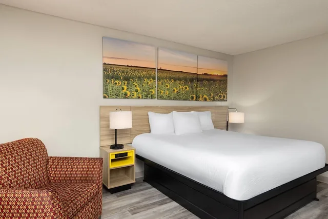 غرفة بسرير كينج للمدخنين، Days Inn & Suites By Wyndham Kansas City South 5/6