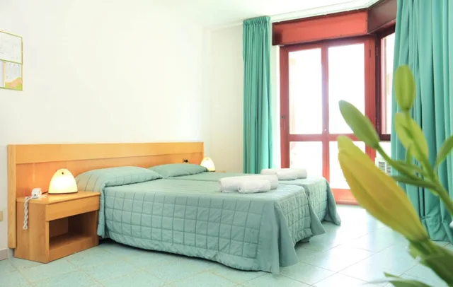 غرفة ثلاثية بسريرين منفصلين بإطلالة على البحر بشرفة مع أريكة، Soleado Hotel Alghero 2/3