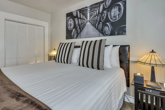 Helena, Suite, King Bed, Jetted Tub، Craftsman Inn 5/10