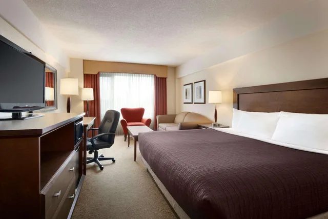 Room, Queen Bed, Tower Wing، Travelodge Hotel by Wyndham Saskatoon 1/1