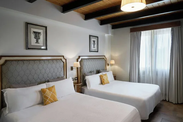غرفة تنفيذية بسرير كوين، Four Points Flex by Sheraton Naples Marigliano 1/2