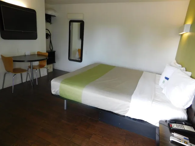 غرفة بسرير كينج، Motel 6 Monterey Downtown 2/10