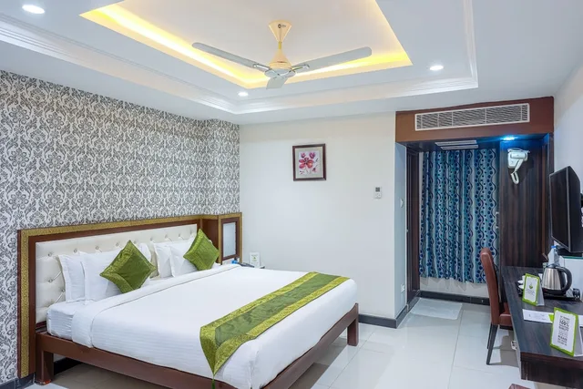 Standard, Queen Bed, Treebo Empire 1/10
