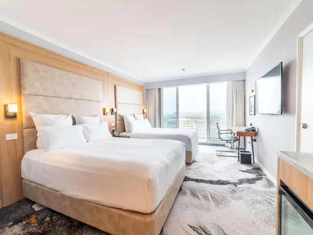 غرفة سوبيريور بسرير كينج وسريرين كوين بإطلالة على المدينة، The Brighton Hotel Sydney - Mgallery Collection 8/10
