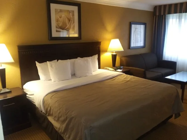 غرفة قياسية بسرير كينج مع أريكة، Quality Inn & Suites Syracuse Fairgrounds 4/10