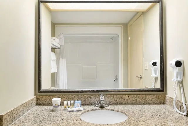 غرفة ديلوكس بسرير كوين، Days Inn By Wyndham Orillia 4/4