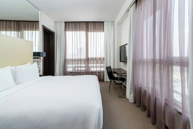 Centro, Queen Bed, High Floor، سنترو كورنيش الخبر من روتانا(Centro Corniche Al Khobar By Rotana) 1/5