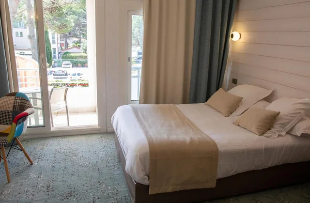 غرفة بسرير مزدوج بشرفة، Grand Hotel Du Lido 7/10