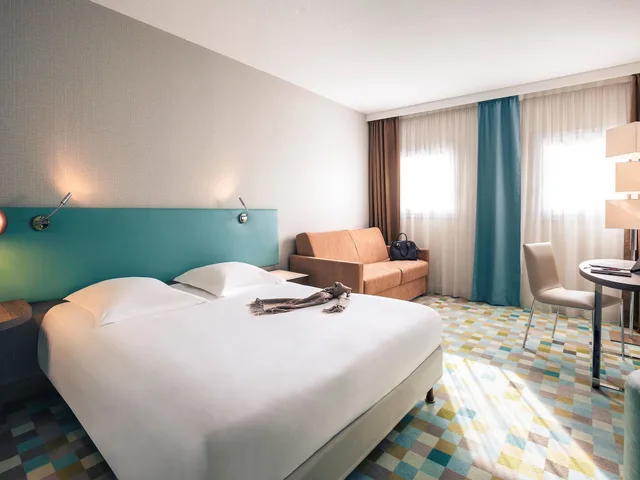 Family, 1 Double and 1 Single Bed, Mercure Marne la vallee Bussy St Georges 1/5