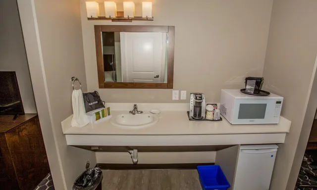Deluxe, Suite, Queen Bed, The Souris Hotel 3/3