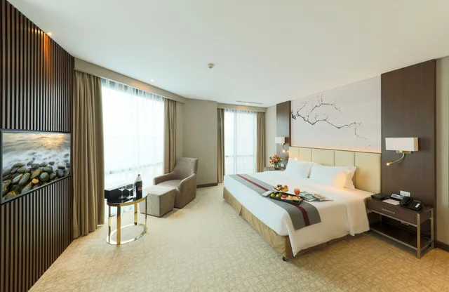 Executive Suite King, Grand Vista Hanoi 2/3