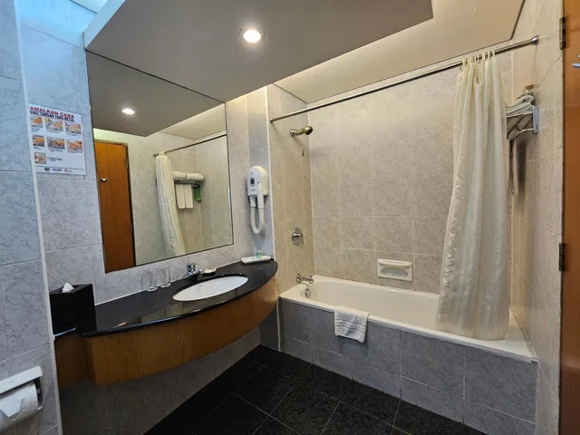 غرفة ديلوكس بسرير كينج وسرير كوين، Parkcity Everly Hotel 2/3