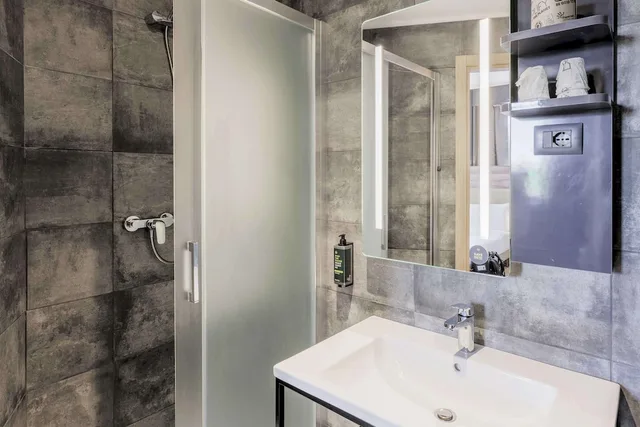 غرفة قياسية رباعية بسرير كوين مع أريكة، B&B HOTEL Prato City Center 7/8
