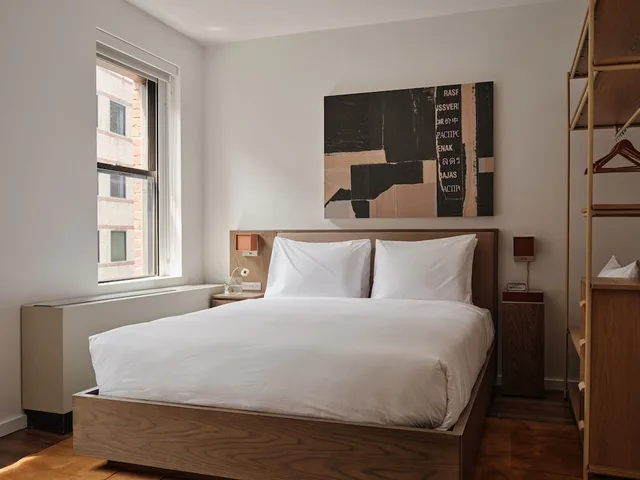 غرفة بسريرين كوين بغرفتي نوم مع أريكة لذوي الإعاقة، Mint House Washington DC Downtown 1/2