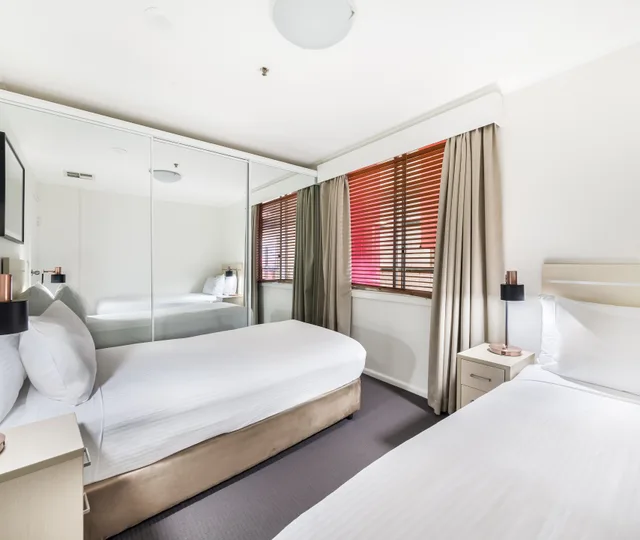 Two Bedroom City View Apartment، Oaks Sydney Goldsbrough Suites 2/8