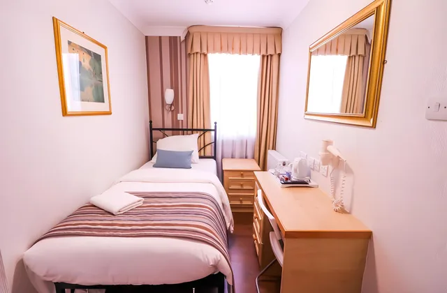 غرفة مفردة، The Fairway Hotel 1/2