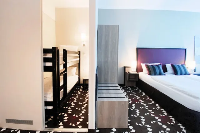 غرفة عائلية بسرير مزدوج وسرير بطابقين، Hotel Moa Berlin 2/5