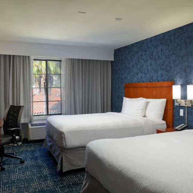 غرفة بسريرين كوين بحوض استحمام لذوي الإعاقة، Courtyard San Diego Old Town 2/4