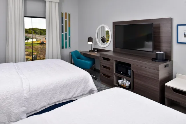 غرفة بسرير كوين بحوض استحمام لذوي الإعاقة، Hampton Inn Cedar Falls Downtown Ia 4/10