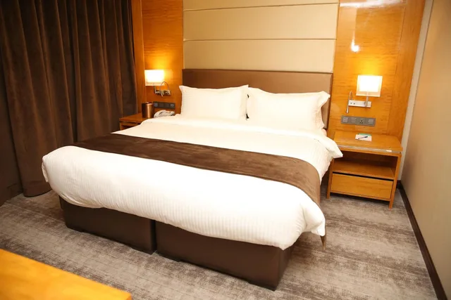 جناح جونيور، Gloria Hotel 2/4
