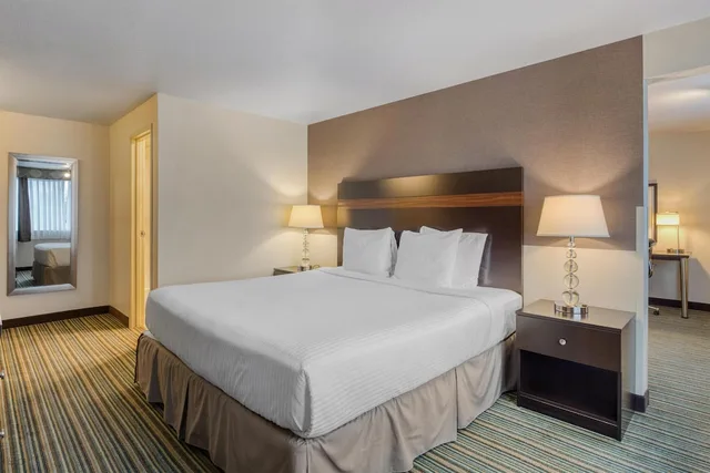 جناح بسرير كينج مع أريكة بمنطقة جلوس، Best Western Alderwood 1/6