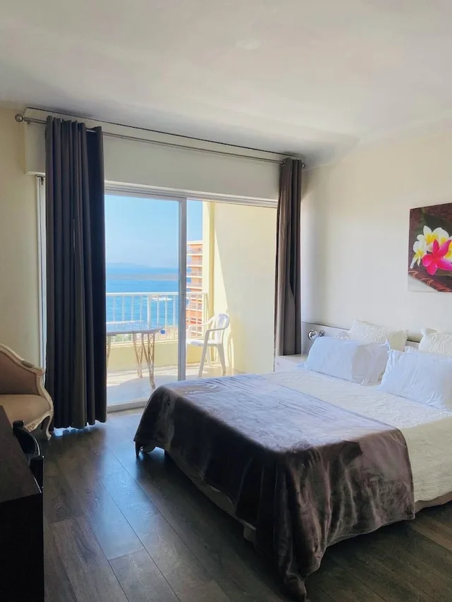 غرفة بسريرين منفصلين بإطلالة على البحر، Sun Beach Hotel 1/10