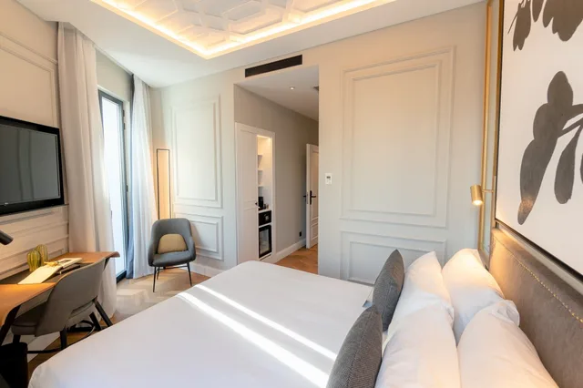 غرفة بريميوم ركنية بسرير كوين، LH Gran Via Valencia 1/3