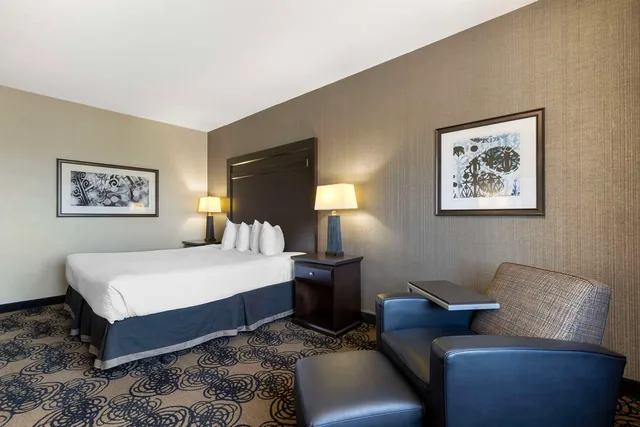 Room, King Bed, Best Western Plus Midwest Inn 2/3
